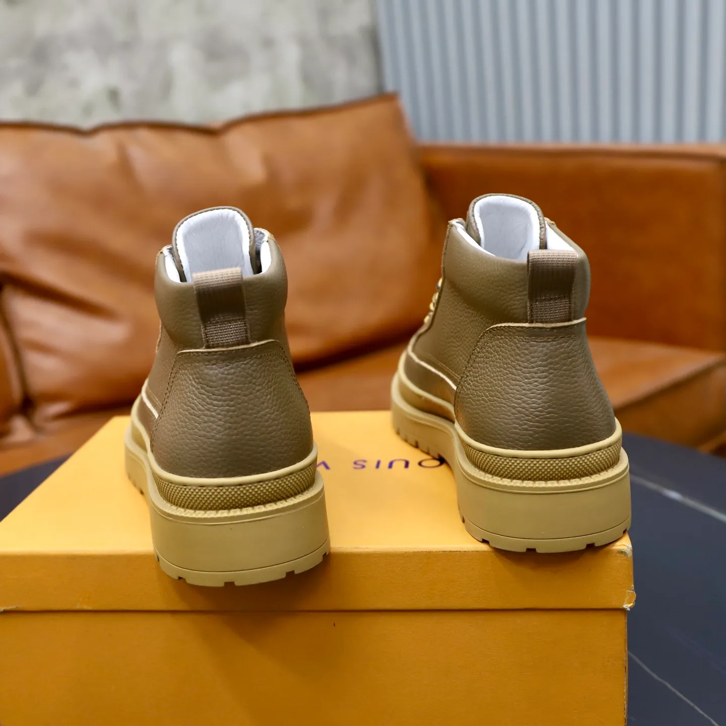 Ex-factory price: 460💰🙅‍♂️🙅‍♂️🙅‍♂️ Brand: LV Louis Vuitton Standard code: 38–44 (45 can be customized) Grade: Same as the official website Material: Original cowhide fabric Comfortable pigskin lining Lightweight wear-resistant outsole Style category: Men's fashion casual shoes and boots Running sneakers Distinguished luxury brand elements Top luxury Color: actual picture color